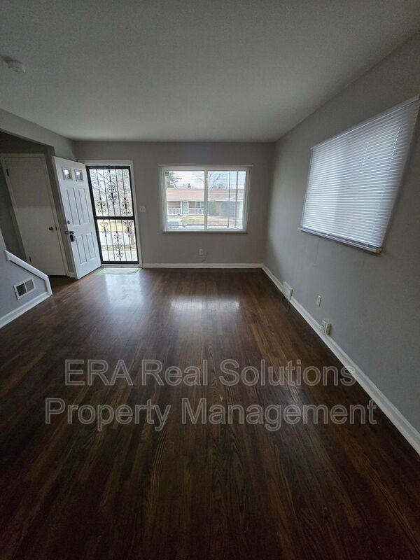 979 Racine Ave - Photo 3 of 21