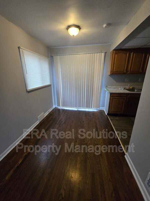 979 Racine Ave - Photo 4 of 21