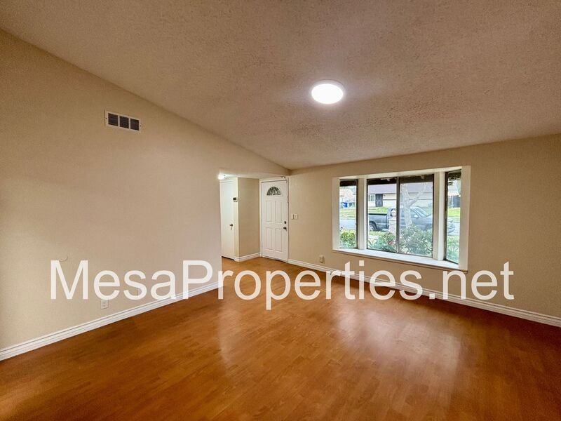 653 N Lancewood Ave - Photo 3 of 15