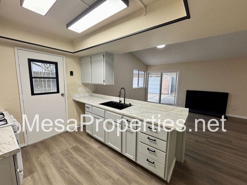 653 N Lancewood Ave - Photo 7 of 15