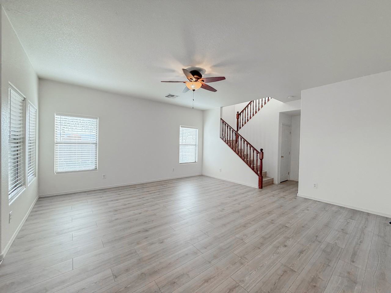 7709 S 63rd Dr - Photo 3 of 31