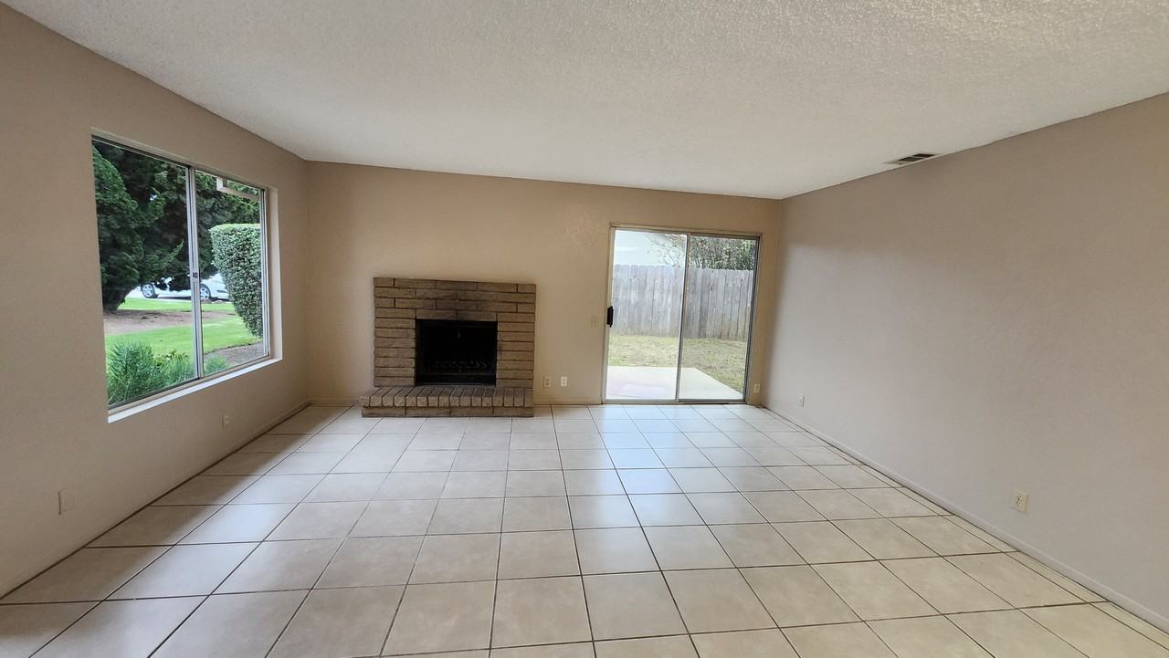 925 Oleander St - Photo 2 of 12