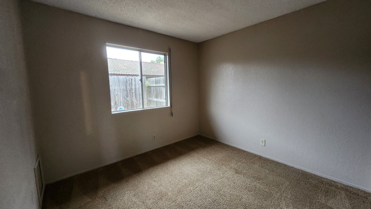 925 Oleander St - Photo 7 of 12