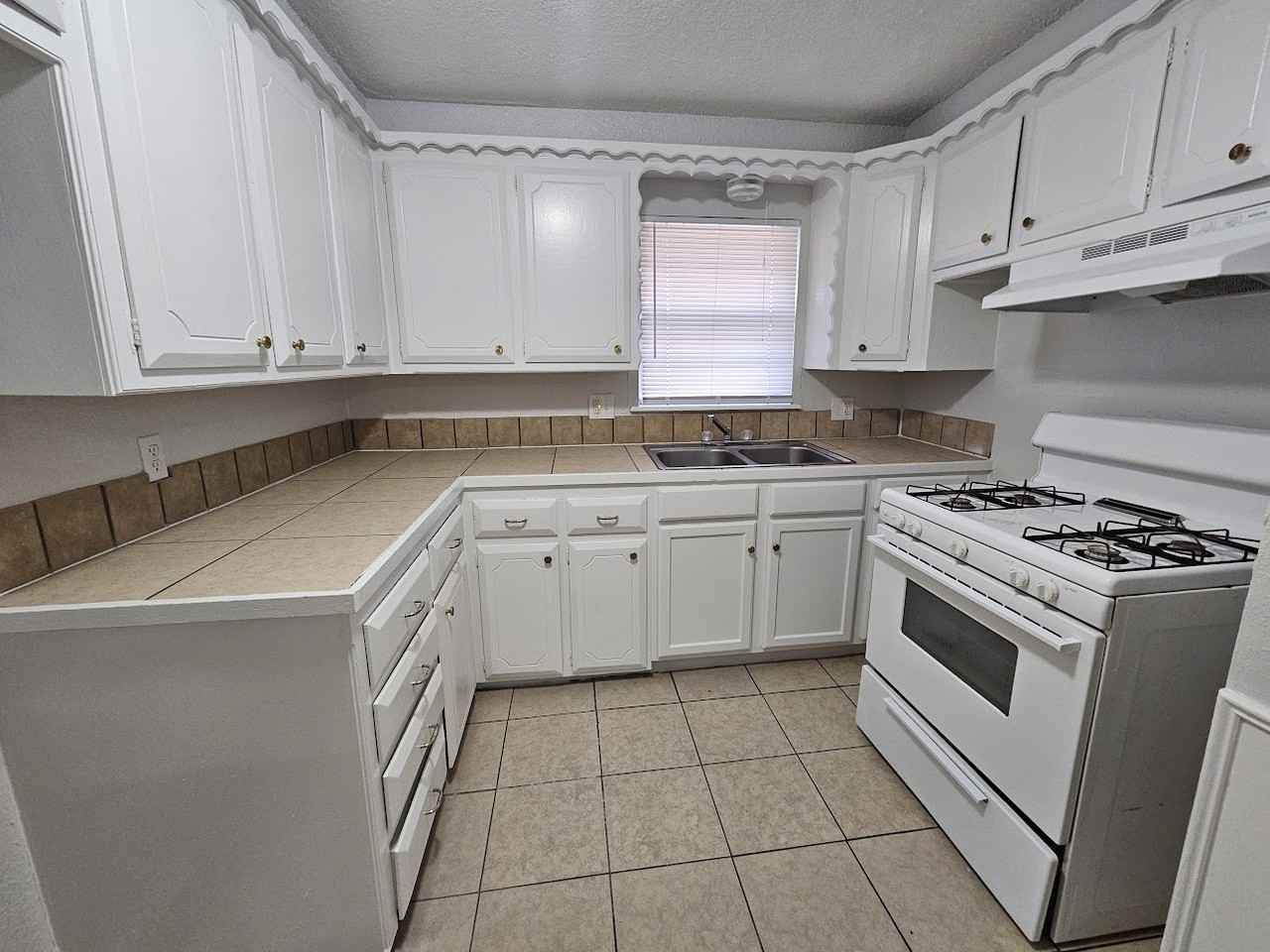 424 Nw 88th St - Photo 7 of 18