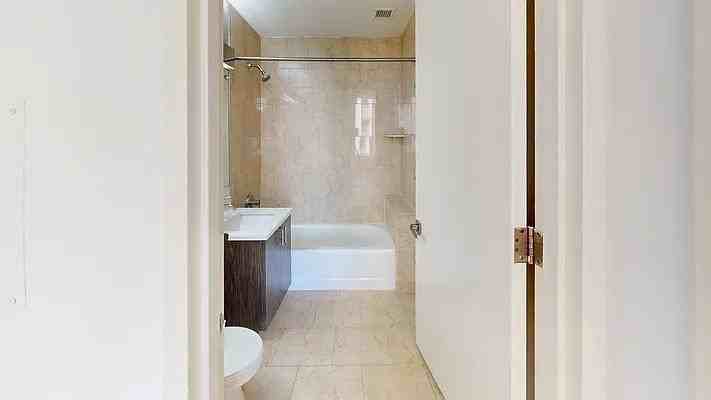 Hanover Sq #17W - Photo 4 of 8