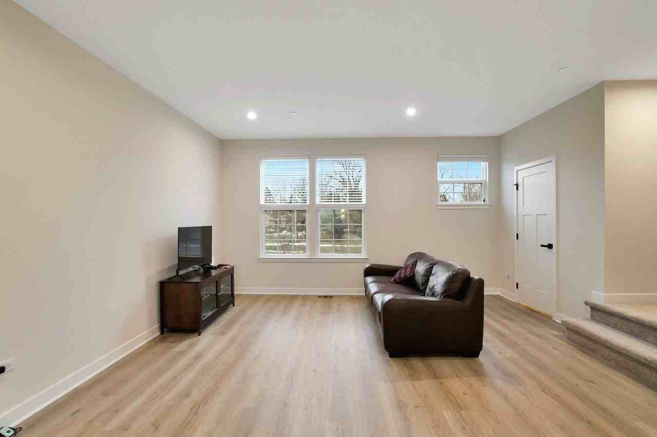 155 Canterbury Way - Photo 5 of 21