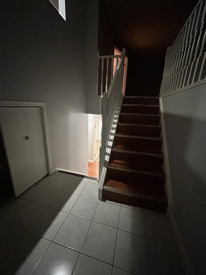 7853 26 Ave Nw #MAIN - Photo 2 of 19