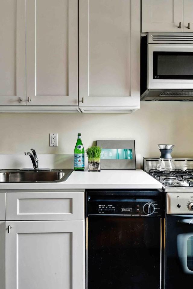 331 E 9th St #1358389P - Photo 3 of 9