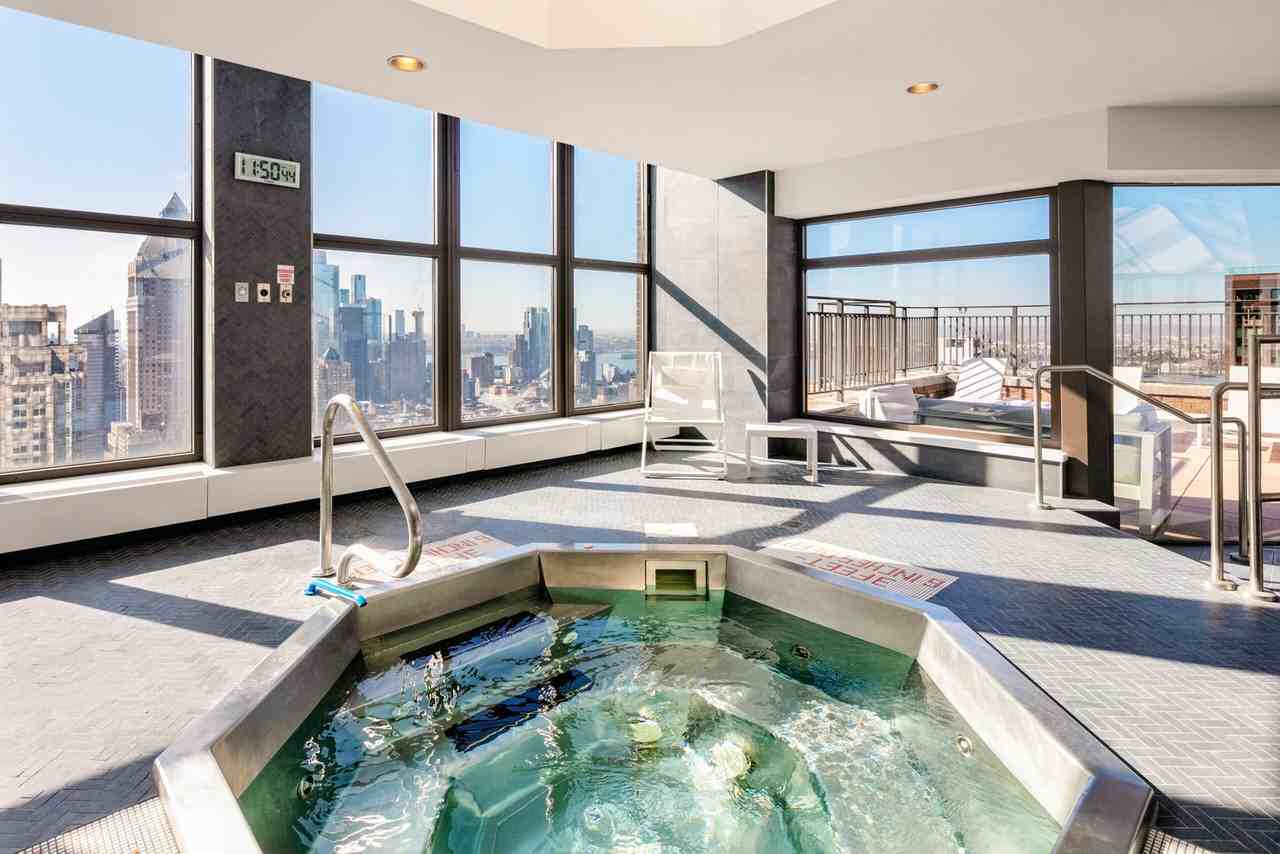 225 W 56th St #1334308P - Photo 4 of 12