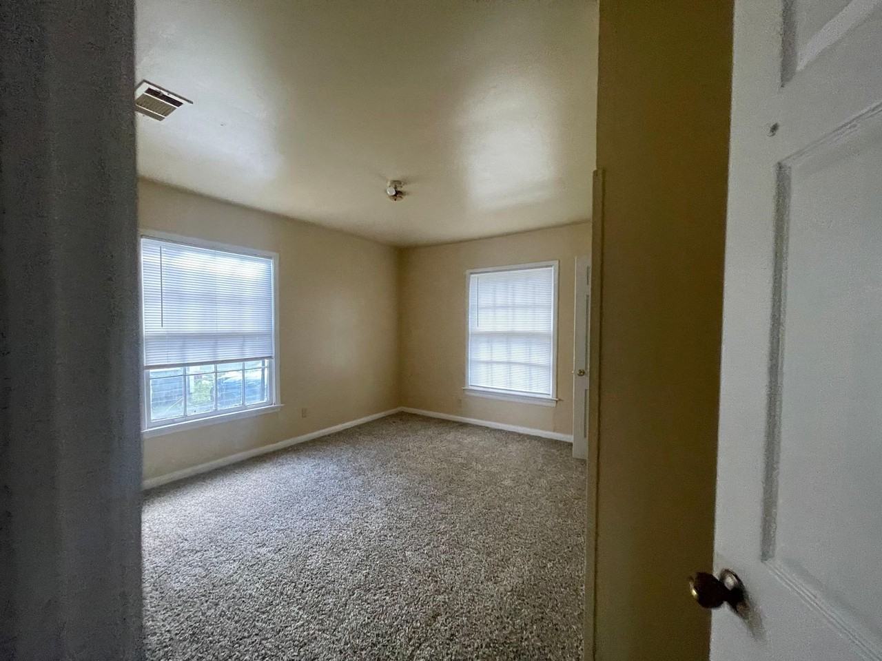 5345 E Parkway Dr - Photo 6 of 7