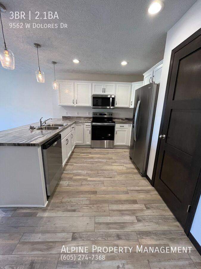 9562 W Dolores Dr - Photo 3 of 26