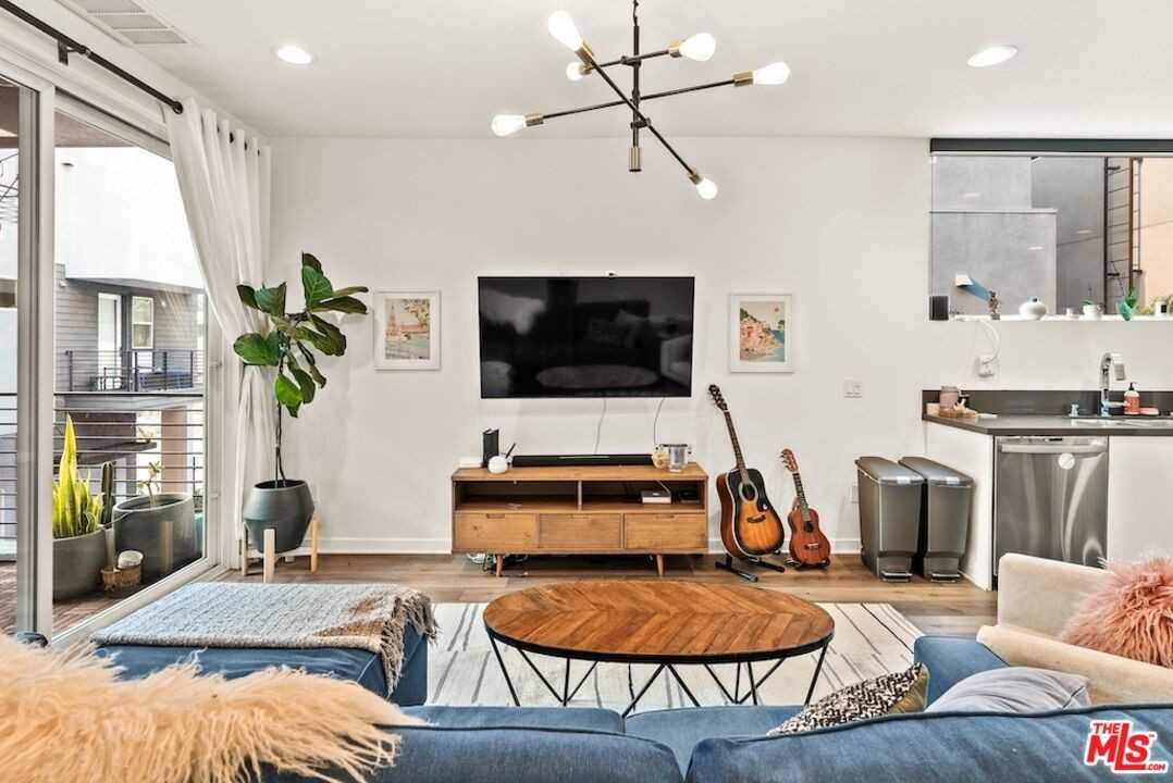 3034 1/4 N Coolidge Ave #3034 - Photo 3 of 23