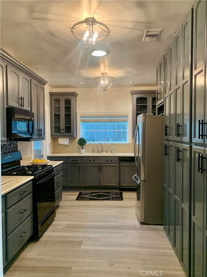 305 Roycroft Ave #305 - Photo 4 of 19