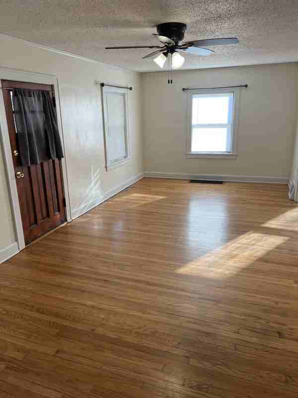 8512 Woodland Ave - Photo 4 of 14