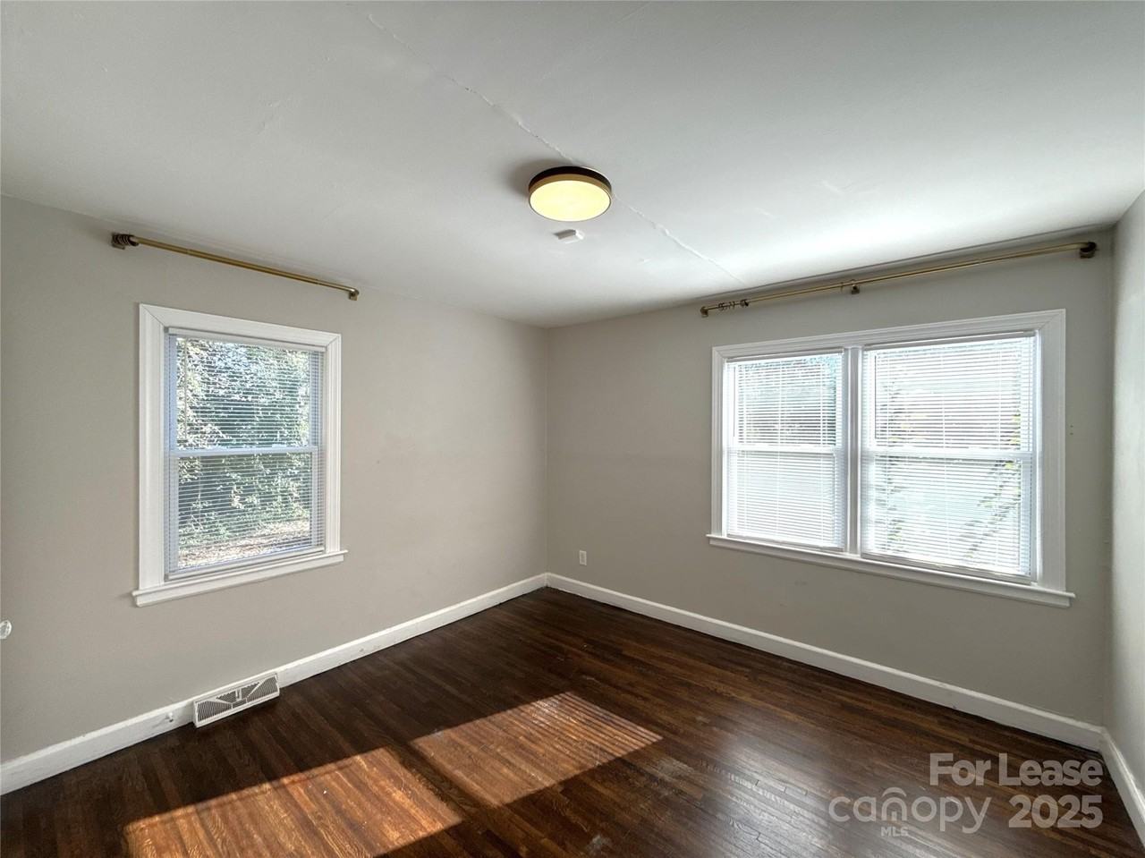 1242 Dade St - Photo 7 of 11