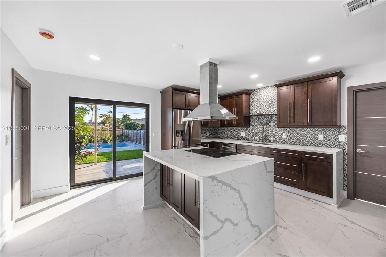 218 Se 2nd St - Photo 4 of 47