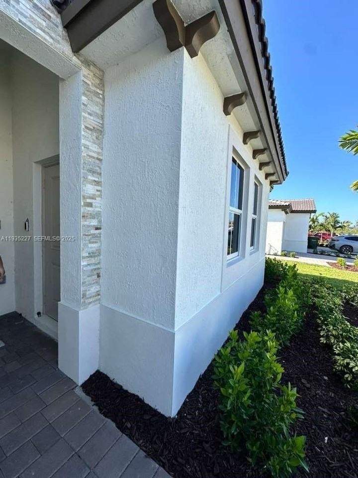 2240 Se 30th St #1 - Photo 2 of 6