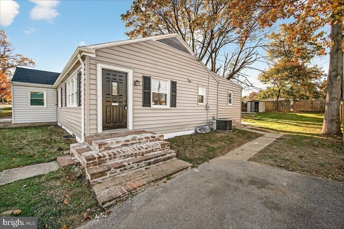 807 Montclaire Ave - Photo 2 of 34