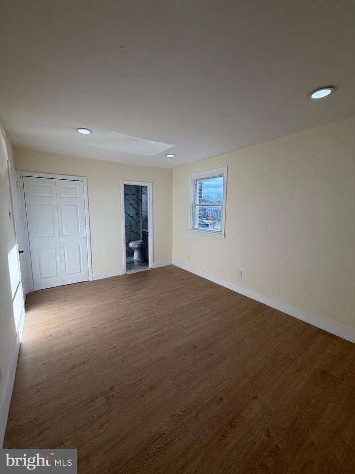 8540 Castor Ave - Photo 5 of 32