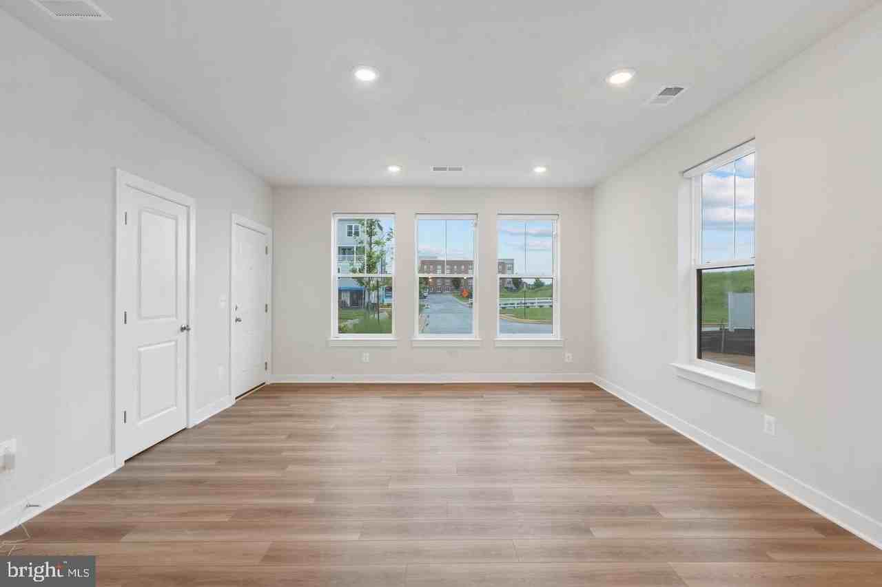 45176 Drowes Ter - Photo 4 of 36