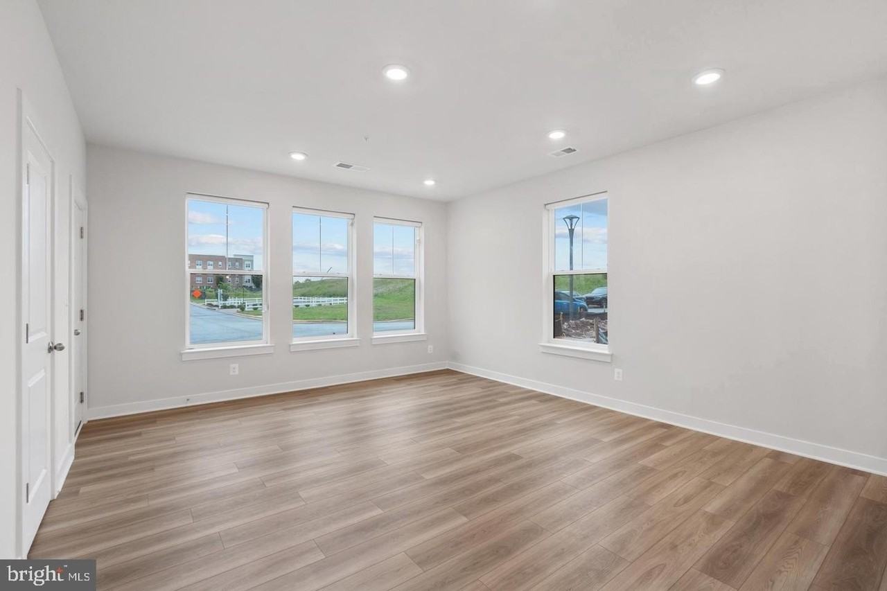 45176 Drowes Ter - Photo 6 of 36