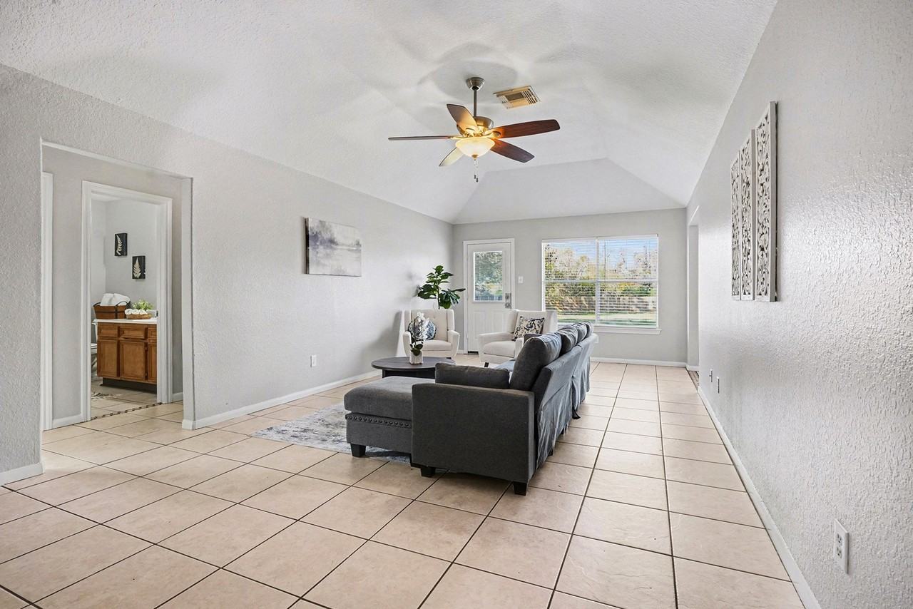 2705 Clara Ln - Photo 6 of 23