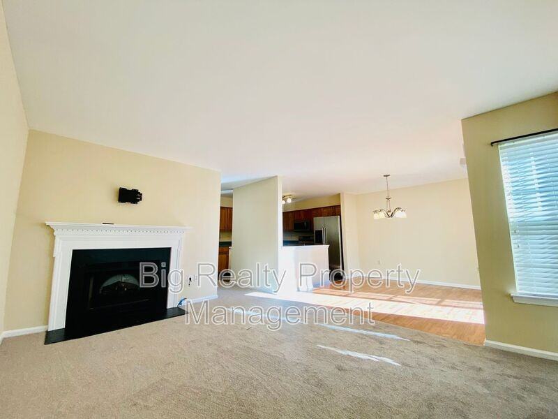 819 Dewees Pl - Photo 2 of 12