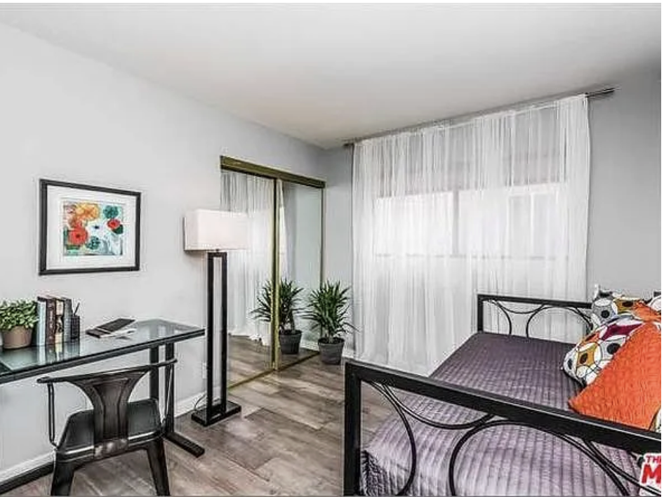 1606 South Barrington Avenue #6 - Photo 6 of 18