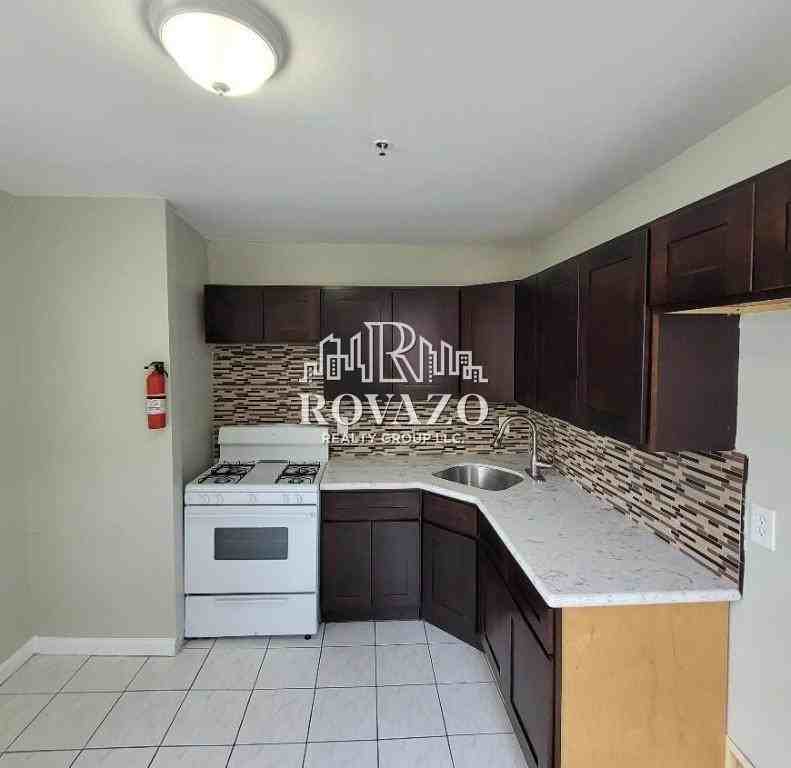 96 Eaton Place #3A - Photo 2 of 10