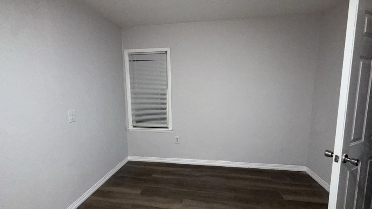 1708 W 7th St - Photo 2 of 7