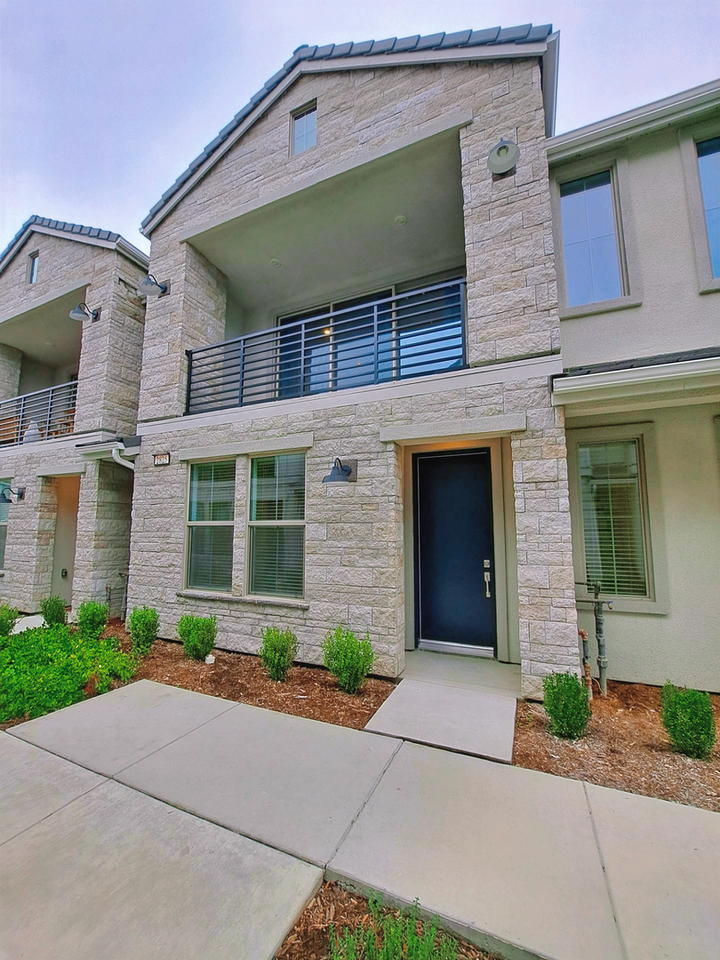 2825 E Tamarind Dr - Photo 2 of 28