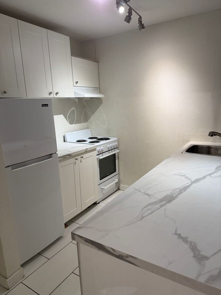 950 Drake St #204 - Photo 6 of 13