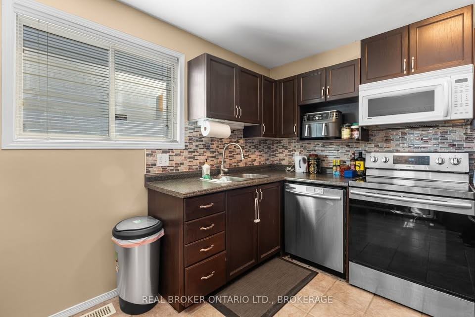 1387 Brackenwood Crescent - Photo 2 of 22