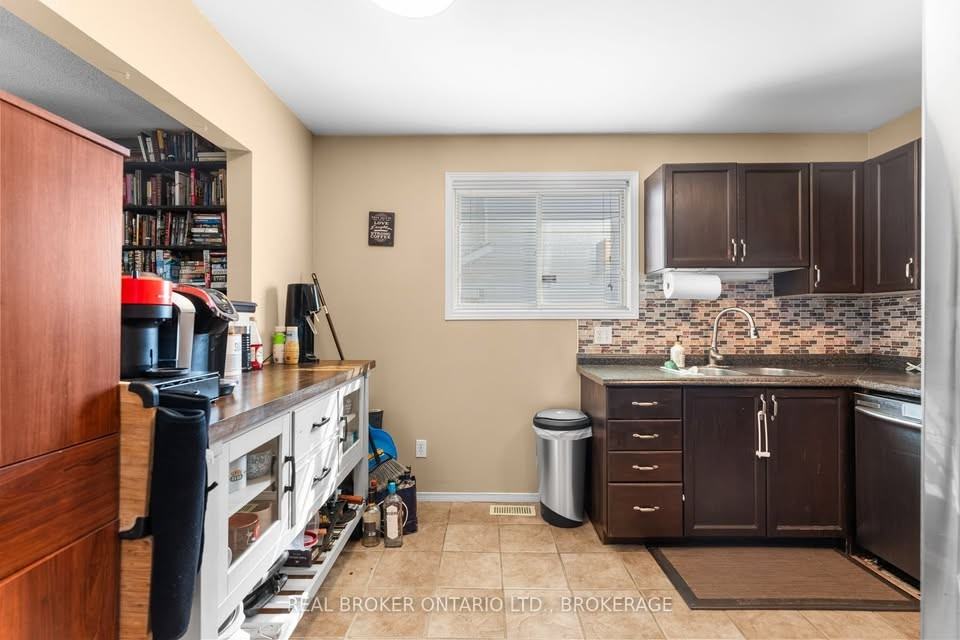 1387 Brackenwood Crescent - Photo 3 of 22