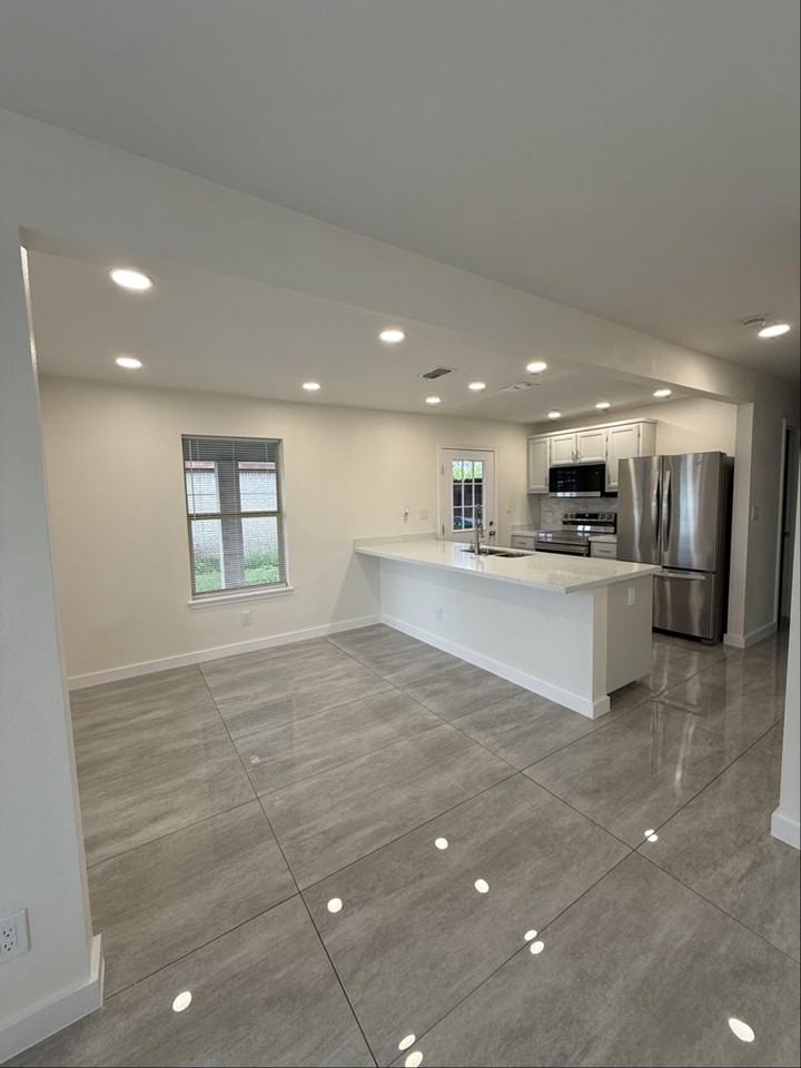 810 Gabriella Ave - Photo 2 of 10