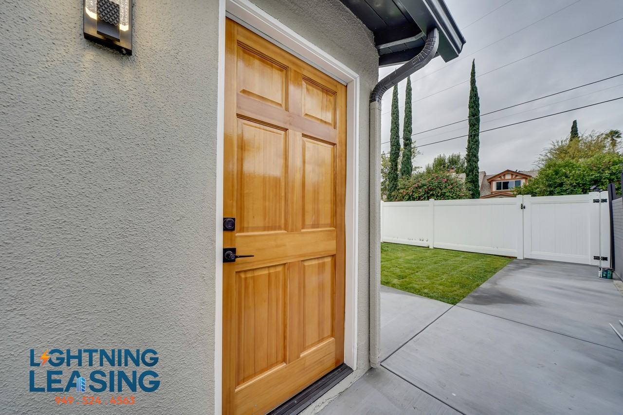 5620 1/2 Radford Ave #5620-1-2 - Photo 2 of 10