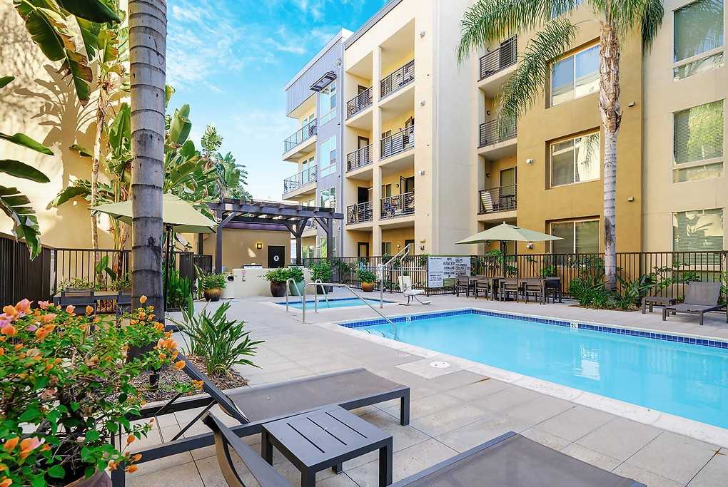 Reveal - Photo 4 of 43