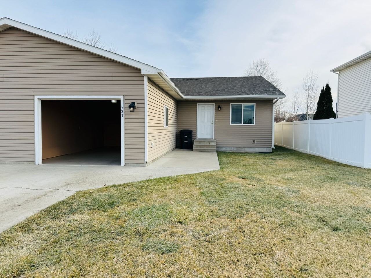 523 Yellowstone Ave - Photo 4 of 17