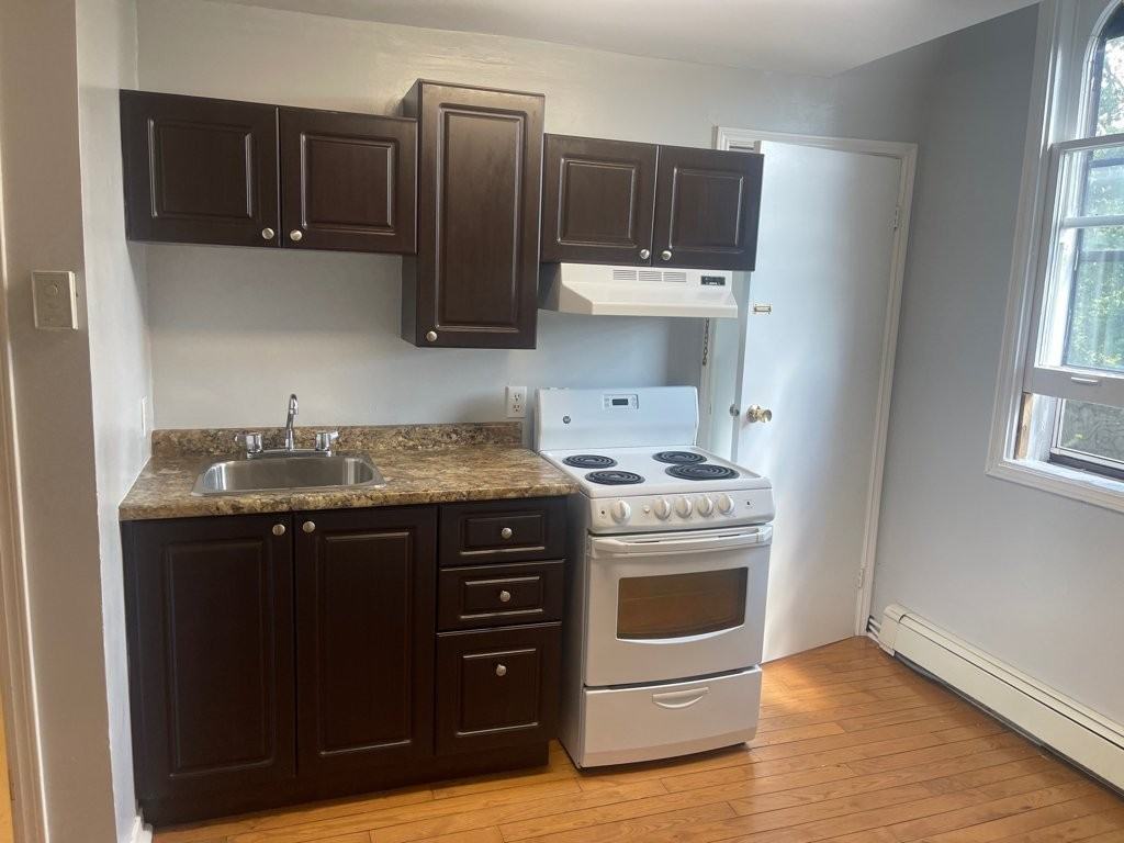 122 Clarence St - Photo 2 of 13