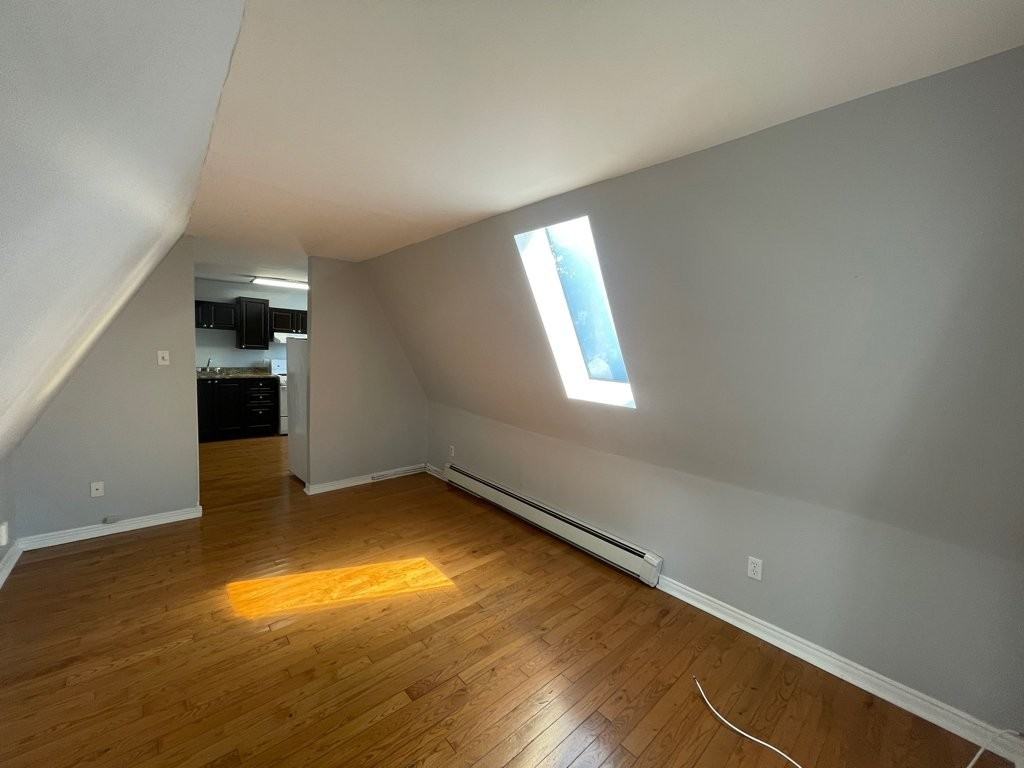 122 Clarence St - Photo 5 of 13