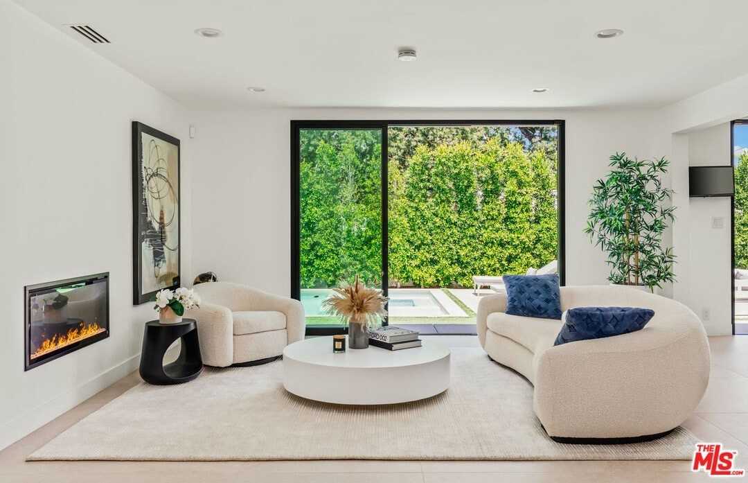 17045 Otsego St - Photo 5 of 35