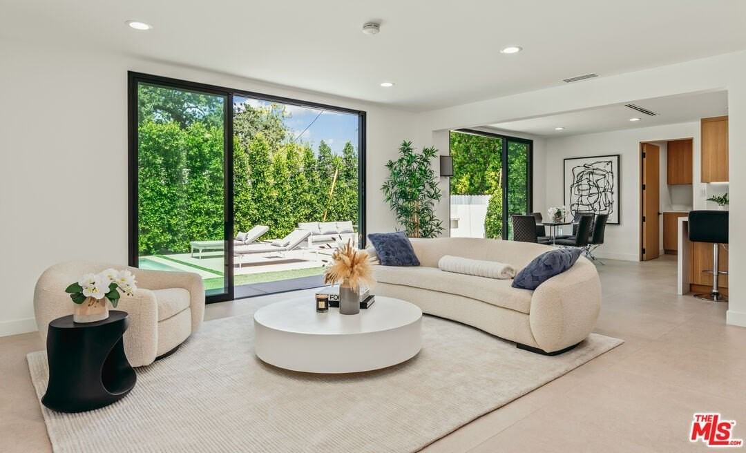 17045 Otsego St - Photo 6 of 35