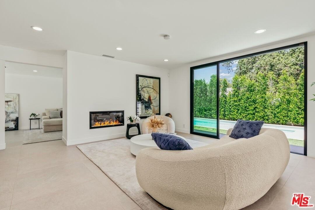 17045 Otsego St - Photo 7 of 35