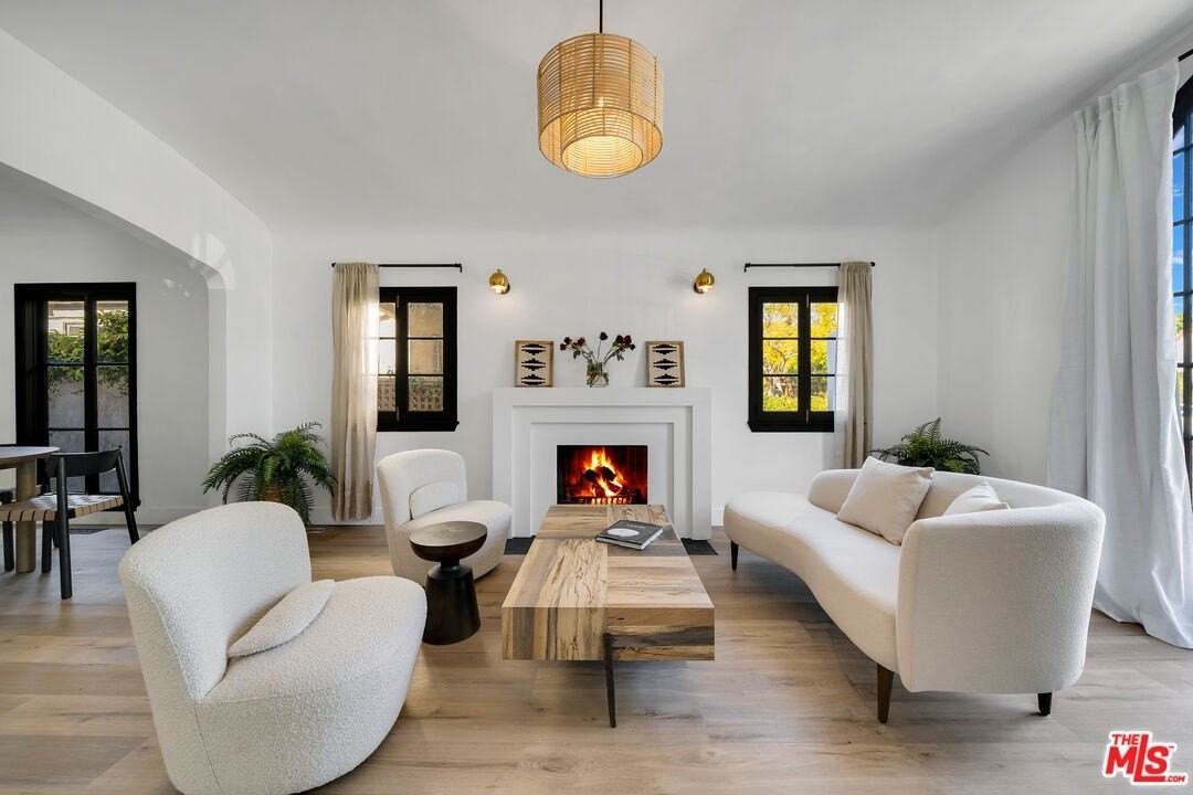 8822 Rosewood Ave - Photo 3 of 25