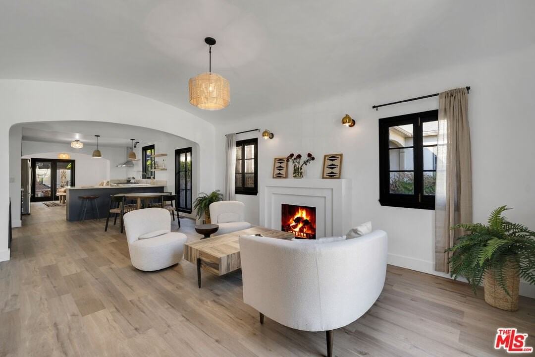 8822 Rosewood Ave - Photo 4 of 25