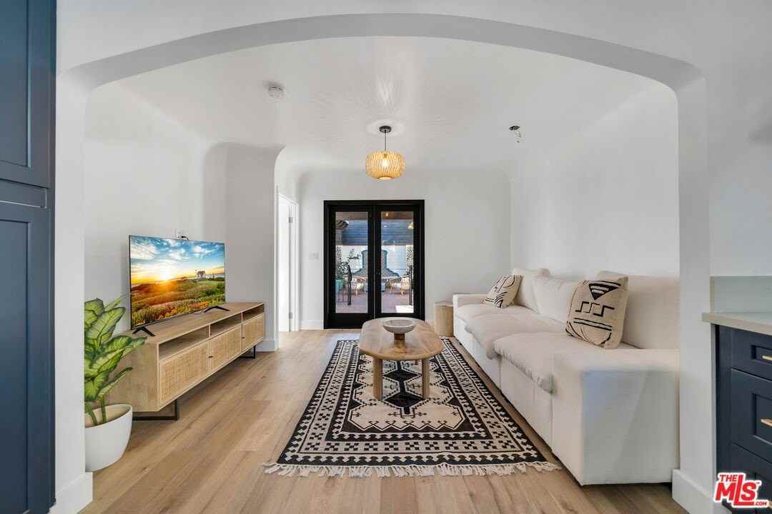 8822 Rosewood Ave - Photo 7 of 25