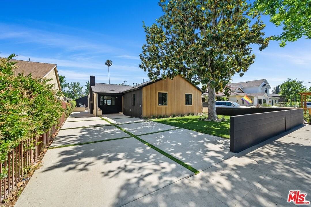 14742 Weddington St - Photo 3 of 43