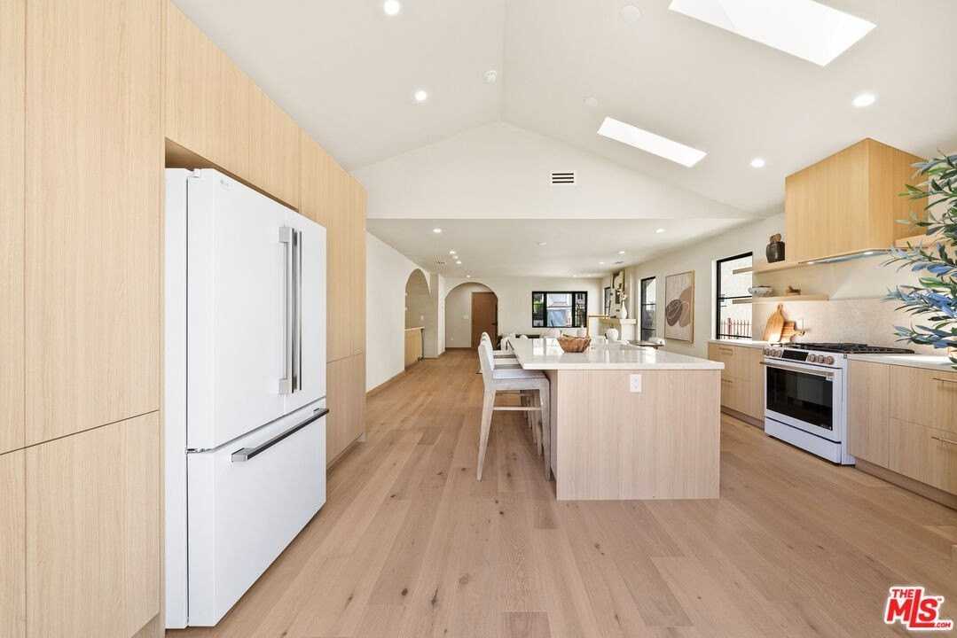 14742 Weddington St - Photo 4 of 43