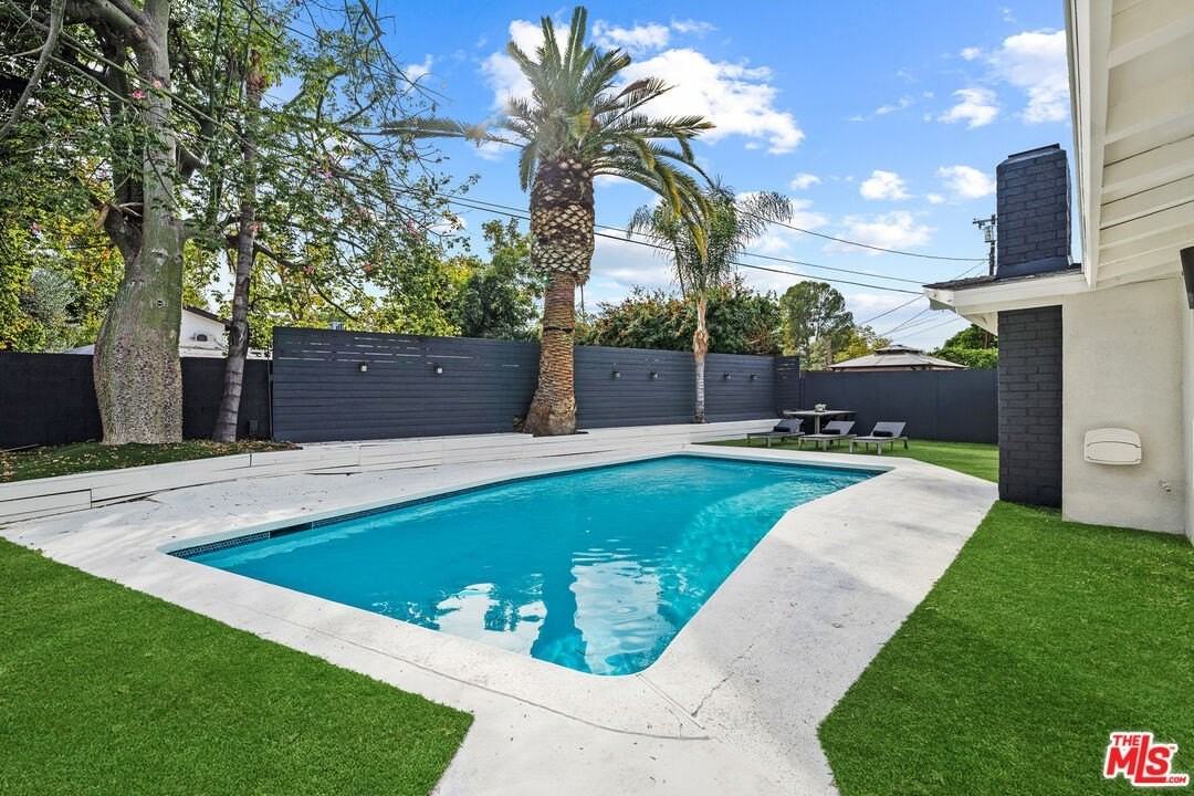 20308 Mobile St - Photo 4 of 28