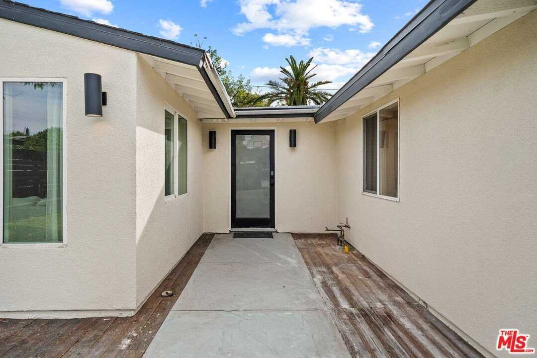 20308 Mobile St - Photo 5 of 28